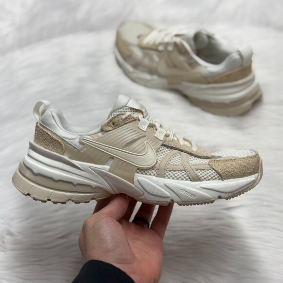 Nike V2K Run Sail Sand Drift Womens Running Shoes HV3917-133 NEW Multi Sz - Picture 1 of 4